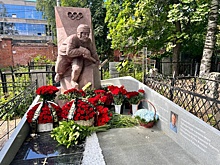 Памятник хоккеисту Александру Скворцову открыли на Бугровском кладбище