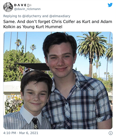 Выглядит так, будто молодой человек отправился в прошлое к своему юному "Я". Однако, на самом деле, это разные люди.