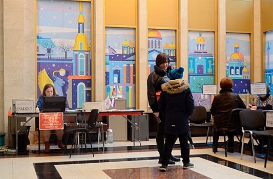 Дед Мороз и Александр Невский: какие необычные посетители пришли на выборы президента на Северо-Западе