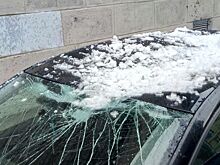 На машину упал снег или сосулька с крыши. Как получить компенсацию?