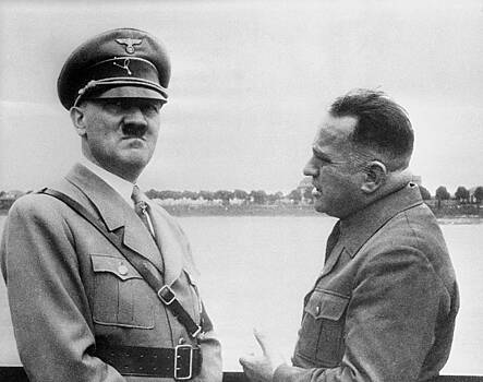 «Он чувствовал себя покинутым» ФСБ рассекретила документы о последних днях Гитлера. О чем сожалел и чего боялся фюрер?