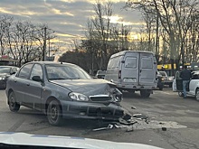 Водитель сбежал: в Ростове столкнулись две иномарки