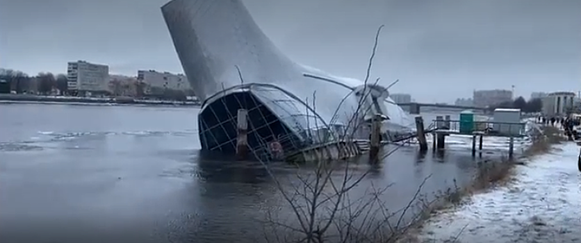 В Петербурге начал тонуть плавучий ресторан на Неве «Серебряный кит» — Видео