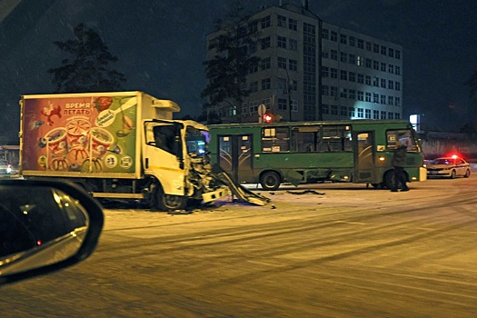 На Урале из-за сильного снегопада на шиномонтажках скопились очереди