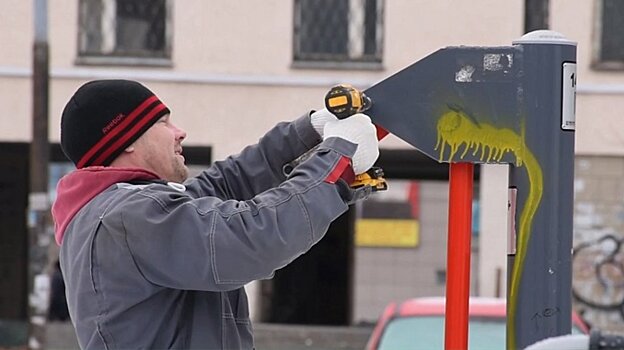 В Пензе меняют неисправные элементы на детских площадках