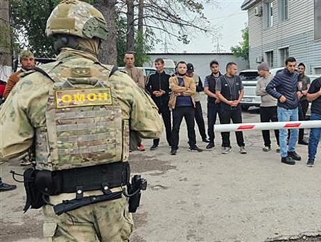 Мигранты с самарской овощебазы пытались сбежать от полицейских через бетонный забор