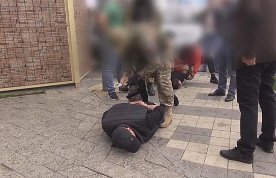 "Под угрозой насилия требовали 460 тысяч рублей": в Краснодаре задержали банду вымогателей