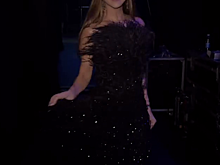 Певица Наталья Подольская появилась на публике в платье с перьями