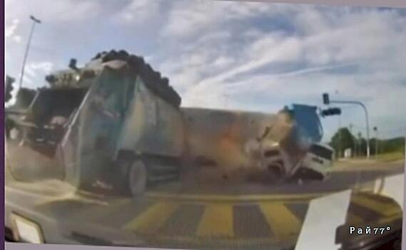 Шокирующее ДТП попало на видео в Малайзии