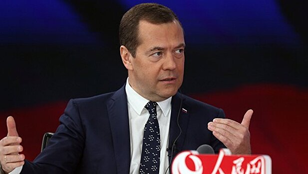 Медведев вручает российские награды руководству Китая
