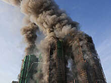 BBC показало кадры сгоревшего в Гонконге ЖК, его по-прежнему тушат 800 пожарных