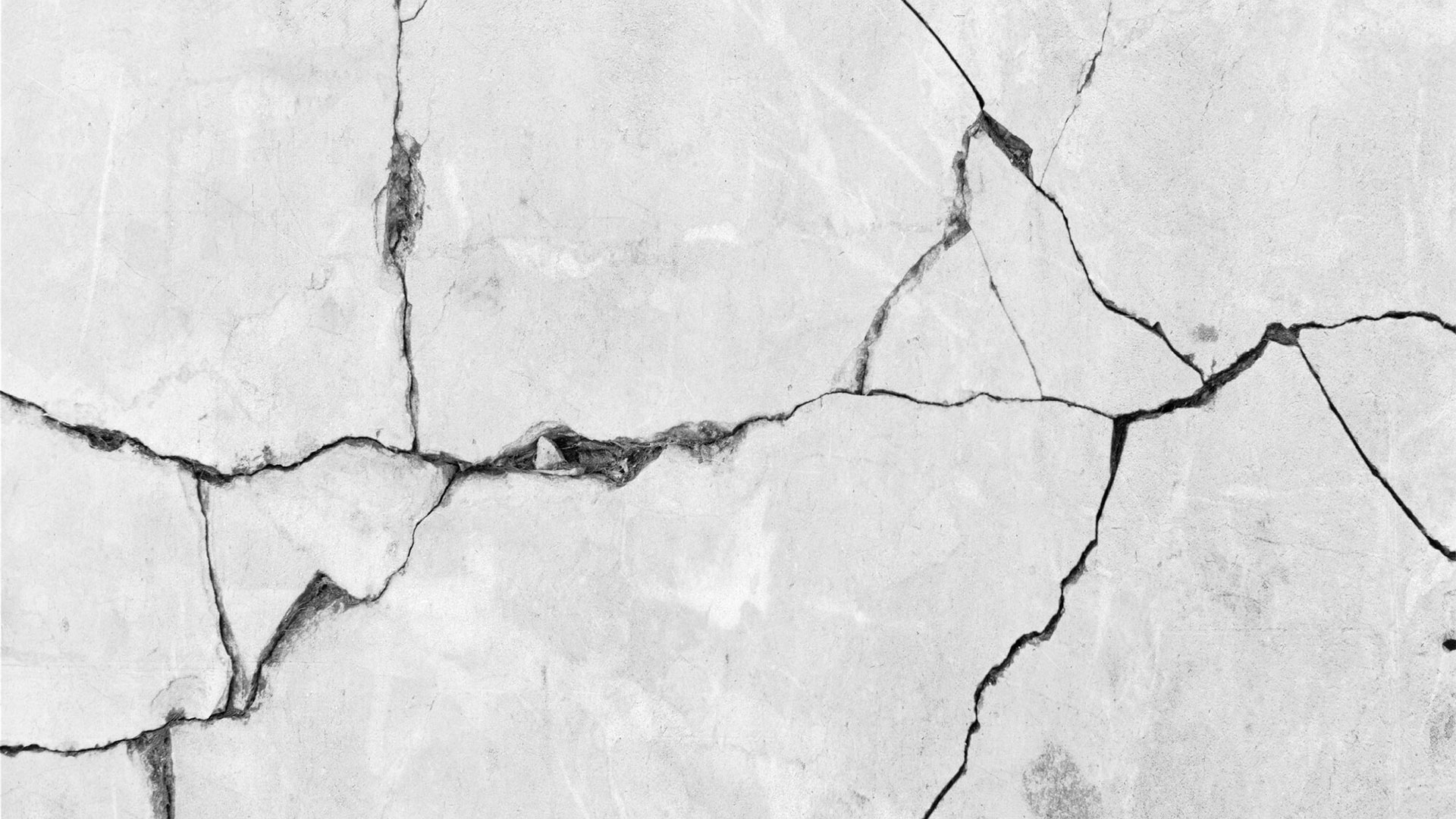 Обои в клочья, плитка в крошку: почему рассыпается отделка загородного дома