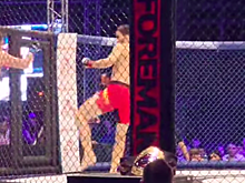 Российский боец MMA нокаутировал украинца ударом с ноги в падении