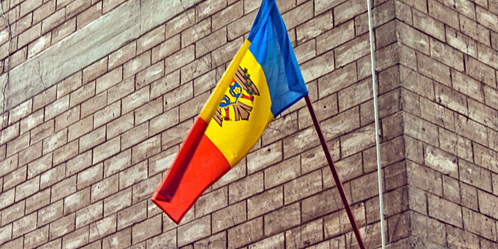 Явка на досрочных парламентских выборах в Молдове за два часа голосования составила 6%