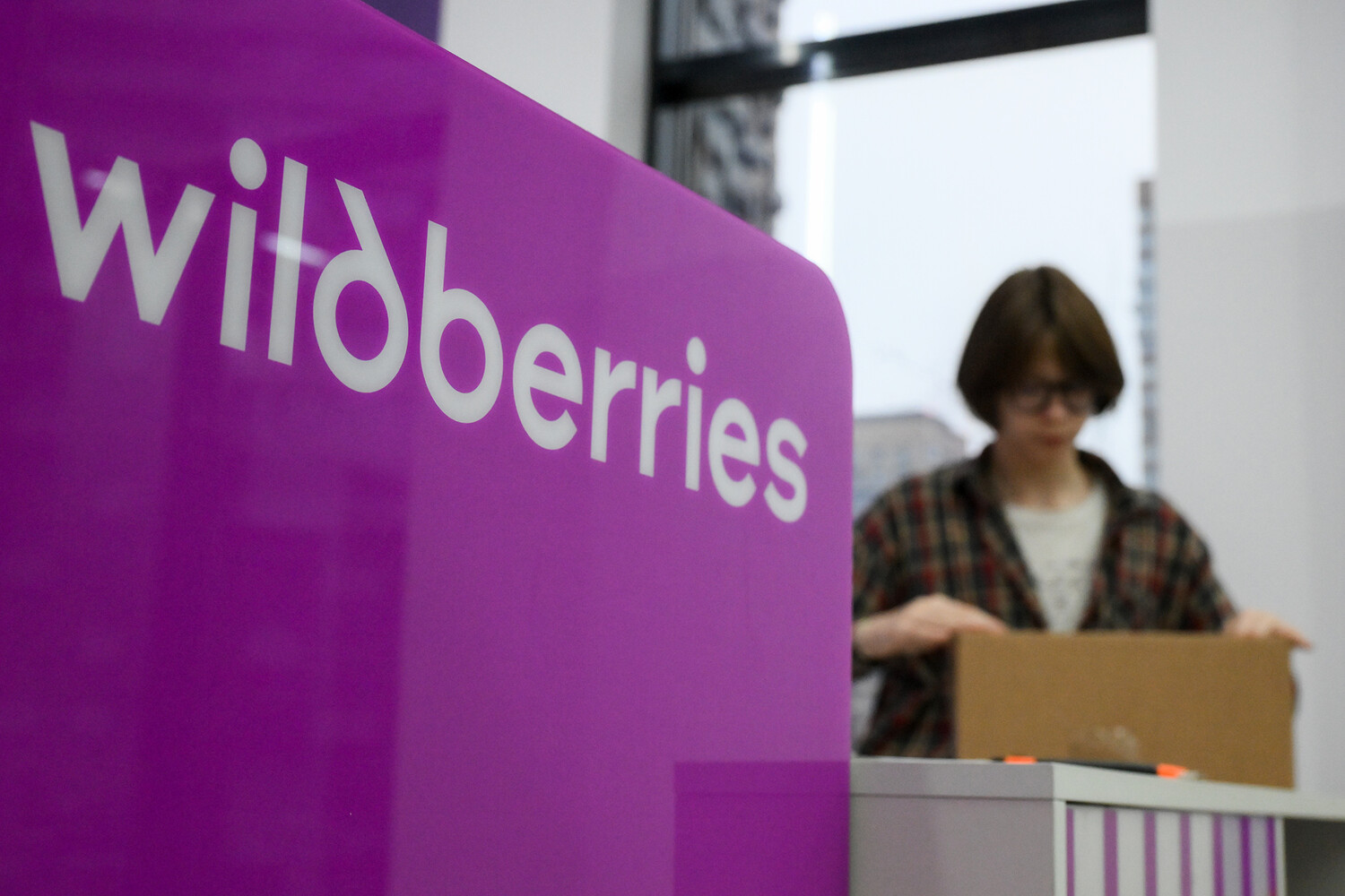 Логистический объект Wildberries загорелся после атаки БПЛА в Волгограде