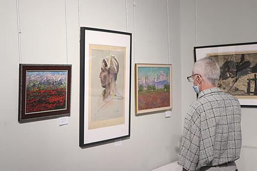 Яркое открытие: Союз художников во Владивостоке представил выставку работ Кирилла Шебеко