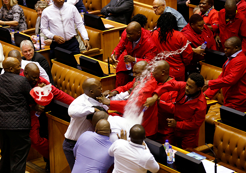 Столкновение с охраной Парламента в Кейптауне, Южная Африка, 2016 год