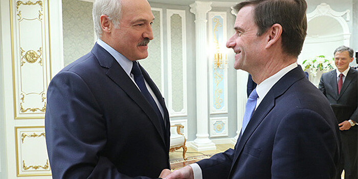 Впервые за четверть века: Лукашенко принял заместителя госсекретаря США