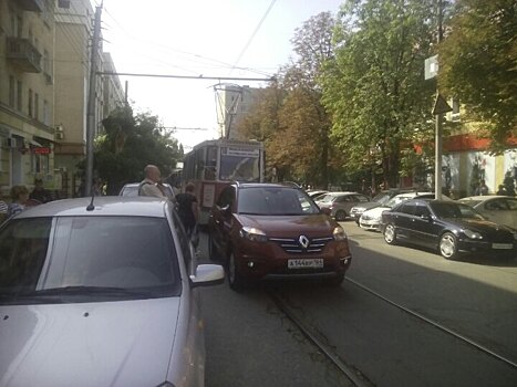 Припаркованный на путях автомобиль стал причиной остановки трамваев в Саратове