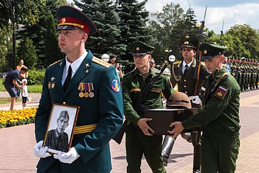 Поисковики передали прах погибшего лейтенанта Красной армии его родственникам