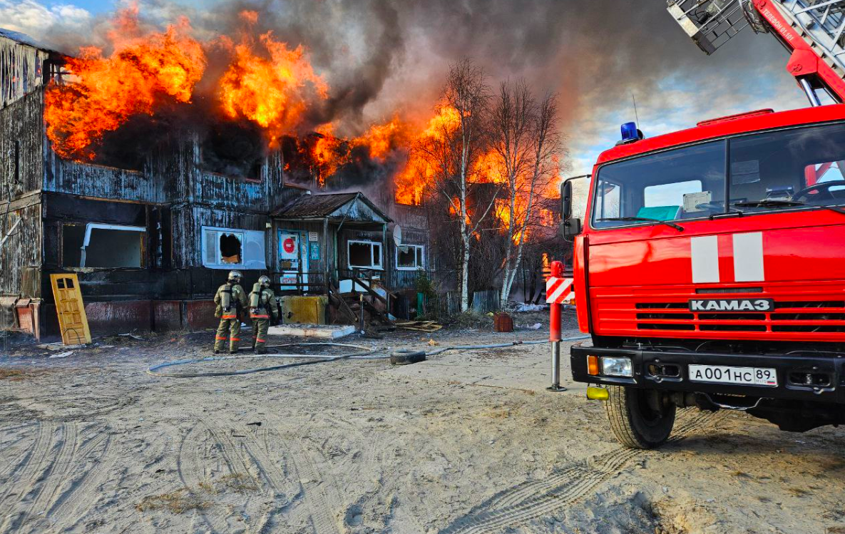 В Ноябрьске загорелся расселенный многоквартирный дом
