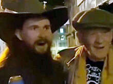 Прогуливающийся в костюме Гэндальфа студент случайно встретил в пабе Иэна МакКеллена