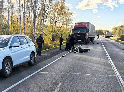 Несовершеннолетняя экстремалка на мопеде погибла под фурой в Омской области