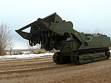 Командирам ЦВО впервые показали разминирование при помощи новейшего робота-сапера «Уран-6»