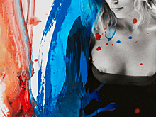 Японец набрызгал краски на голую грудь польской модели