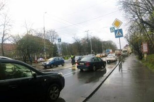 Перебегавшая дорогу пятилетняя девочка попала под авто в Калининграде