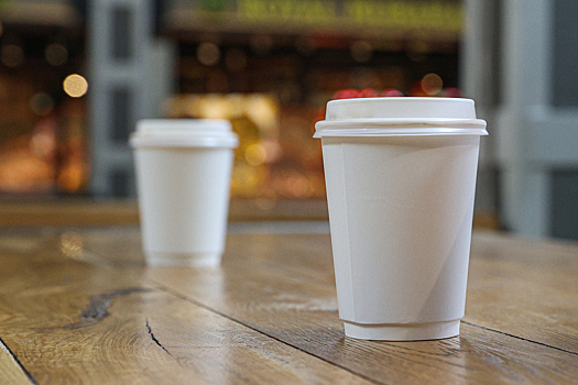 Названа скрытая опасность утреннего кофе в пластиковом стаканчике
