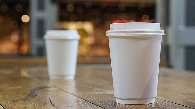 Названа скрытая опасность утреннего кофе в пластиковом стаканчике