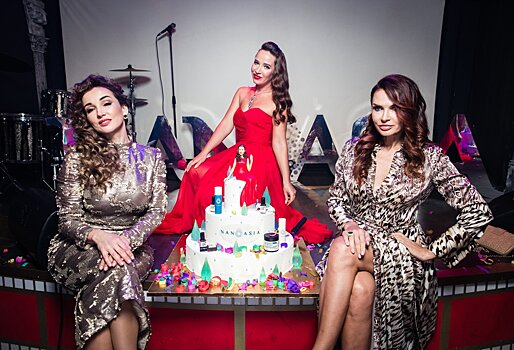 У Анфисы Чеховой и Эвелины Бледанс появились именные кремы