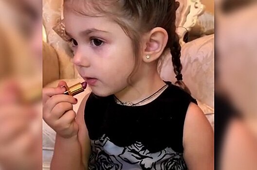 Видео с наносящей себе макияж маленькой девочкой возмутило пользователей Сети