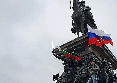 В Болгарии прошли праздничные шествия с российскими флагами