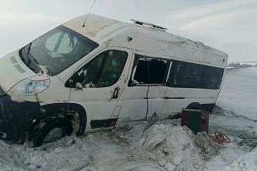 В Шарлыкском районе пассажирский микроавтобус оказался в кювете