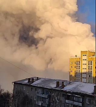 В Новосибирске прорвало трубу. Пар поднялся выше многоэтажек