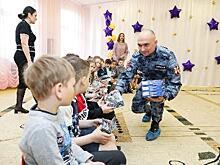 В Международный день защиты детей росгвардейцы подарили детям игрушки