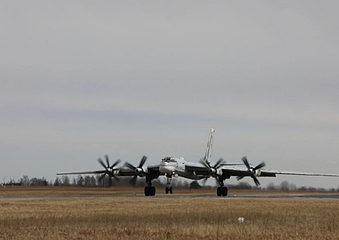 Стратегические ракетоносцы Ту-95мс выполнили плановый полет в воздушном пространстве над нейтральными водами акватории Чукотского моря