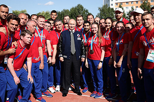 Путин получил куртку в подарок от спортсменок