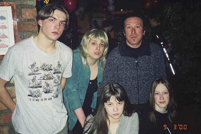 Дочь Владимира Кузьмина Елизавета (на фото — блондинка в центре) связалась с сатанинской сектой, а позже погибла от рук своего же жениха. Не сложилась и жизнь Степана Кузьмина – парень, страдающий депрессиями, выпал из окна во время пожара.