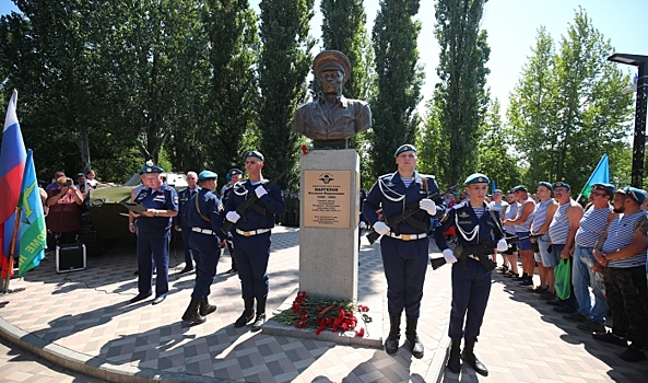 Волгоградских десантников поздравили с днем ВДВ в парке им. Гагарина