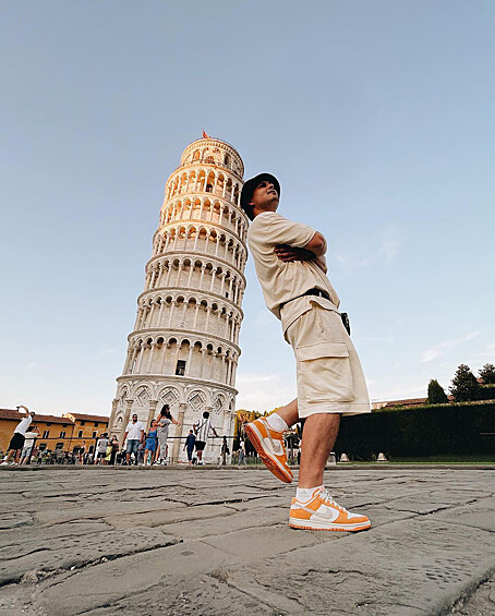 Хотя ее вершина отклонена от основания примерно на 5 м.