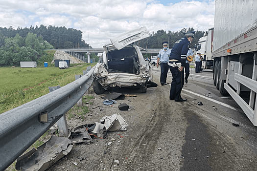 На ЕКАД в аварии с двумя грузовиками погиб водитель Lada Priora