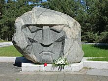 В Литве на Куршской косе осквернили памятник советским десантникам