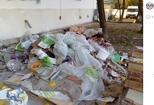 После капремонта дома на Кухмистерова рабочие свалили строительный мусор возле подъезда