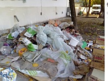После капремонта дома на Кухмистерова рабочие свалили строительный мусор возле подъезда