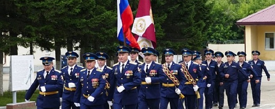 Иркутской авиаэскадрилье Росгвардии торжественно вручили боевое знамя от имени президента РФ