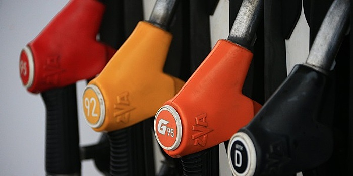 Эксперты предупреждают о рисках очередного скачка цен на бензин