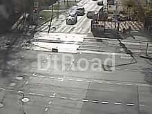 В Москве водитель сбил пенсионерку, ребенка в коляске и попал на видео